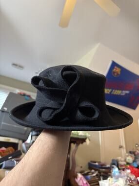 Black Wool Felt Cloche Hat w/ Sculpted Bow Detail – August Brand – Wide Brim